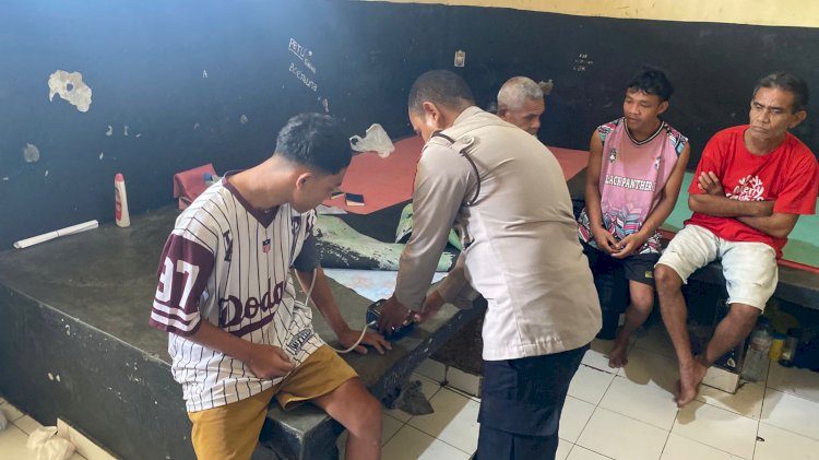 Si Dokkes Polres TTU Berikan Layanan Medis Bagi Tahanan yang Mengalami Gangguan Kesehatan