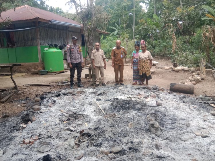 Respon Cepat Musibah Kebakaran, Bhabinkamtibmas Polsek Noemuti Hadir Beri Dukungan Moral bagi Korban