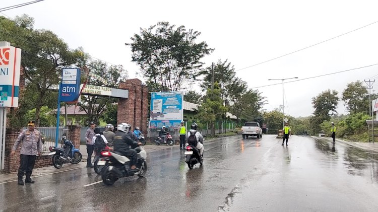 Hujan Tak Surutkan Semangat, Wakapolres TTU Kompol Sudirman, S.Sos., Turun Langsung Pastikan kegiatan Strong Point Pagi berjalan lancar