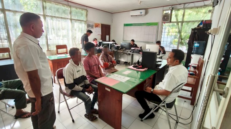 Polsek Miomaffo Timur Serahkan Tersangka Pengeroyokan di Oeana Desa Faenake ke Kejaksaan, Wujud Sinergitas dan Kepastian Hukum.