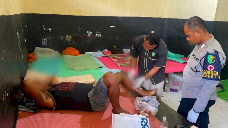 Tim Dokkes Polres TTU Wujudkan Hak Kesehatan Tahanan Melalui Pemeriksaan dan Perawatan Luka