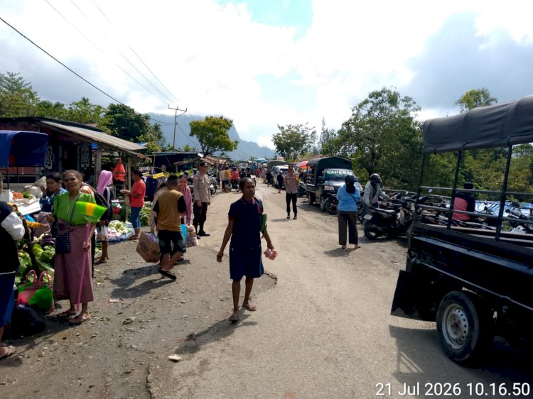 Ciptakan Sitkamtibmas Aman dan Kondusif, Polsek Miomaffo Barat Gelar KRYD di Pasar Mingguan Eban