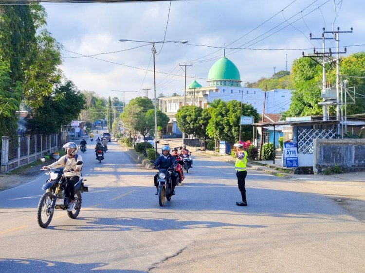 Wujud Pengabdian Tulus, Personel Polres TTU Gelar Strong Point Pagi Demi Kamseltibcarlantas dan Keamanan Masyarakat