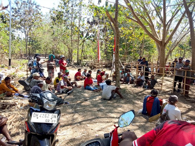Bhabinkamtibmas Polsek Noemuti Bersama Warga Gotong Royong, Sampaikan Pesan Kamtibmas tentang Cegah Karhutla.