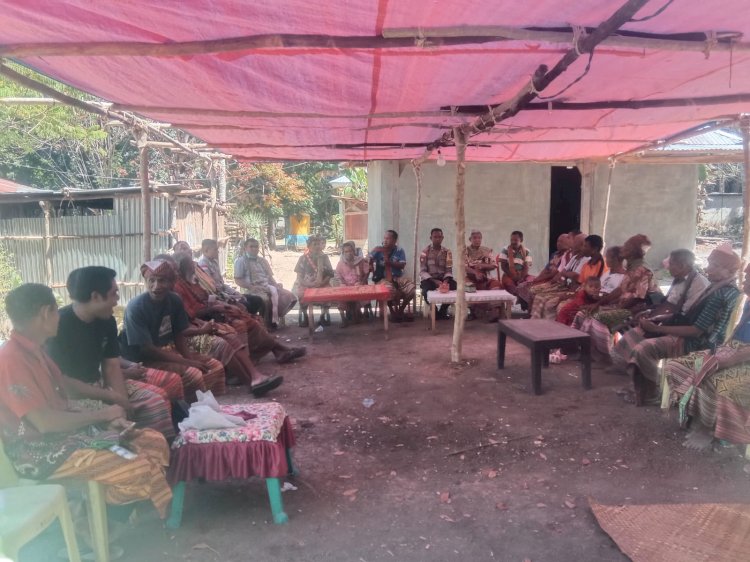 Bhabinkamtibmas Hadiri Acara Rumah Adat Riak Slab, Ajak Masyarakat Jaga Kamtibmas dan Jauhi Miras