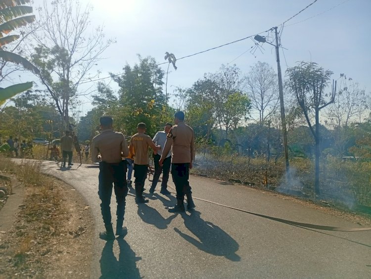 Respons Cepat Polres TTU Bersama BPBD Padamkan Kebakaran Lahan di Kelurahan Sasi
