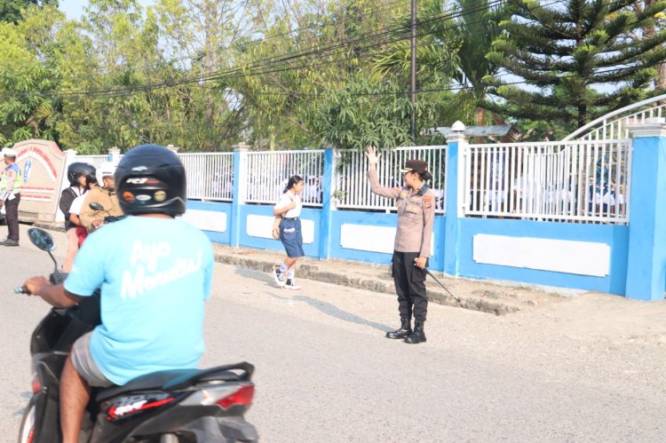 Tak Sekadar Memimpin, Kapolres TTU Turun Langsung Atur Lalu Lintas demi Keselamatan Pelajar