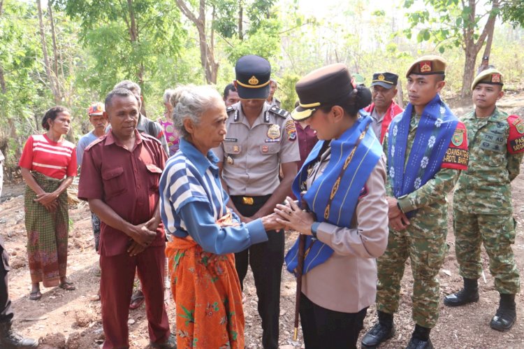 Kapolres TTU Turun Langsung Temui Warga dan Salurkan Bantuan bagi Korban Kebakaran di Fatutasu