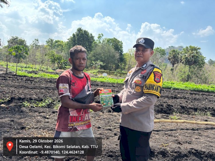 Sisihkan Gaji Demi Petani, Bhabinkamtibmas Desa Oelami Brigpol Rian Welsyah Bantu Bibit Jagung Dan Sayuran Untuk Kelompok Tani