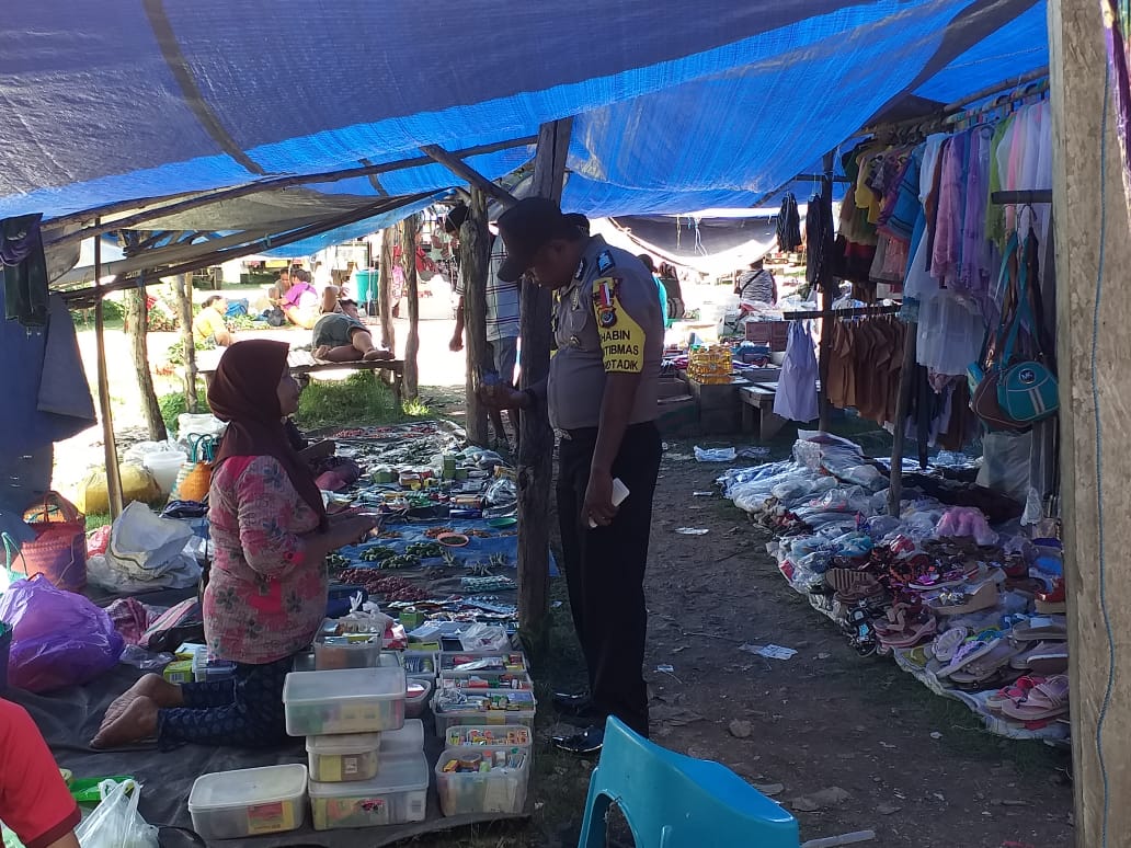 KAPOLSEK BIBOKI BERSAMA ANGGOTANYA MENGUNJUNGI NONA MANIS