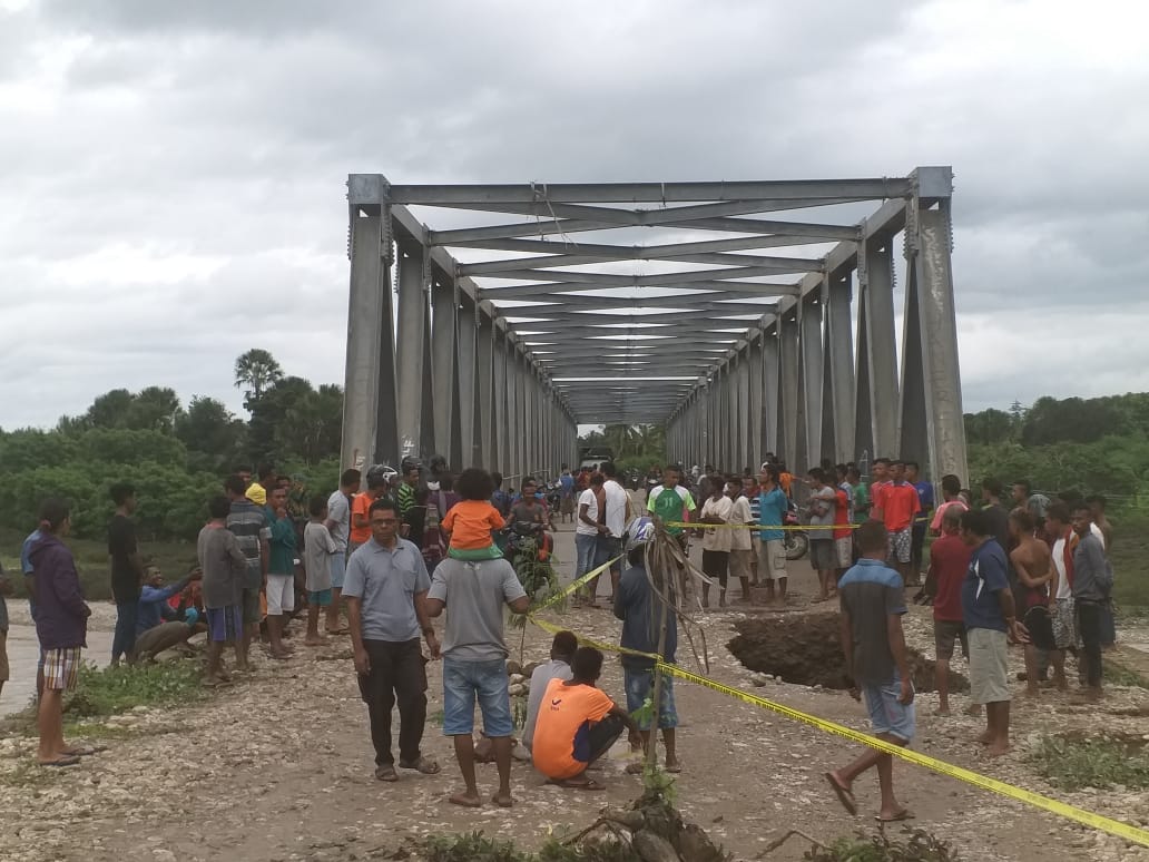 JEMBATAN DIWILAYAH BIAN , ANGGOTA POLICE LINEKAN