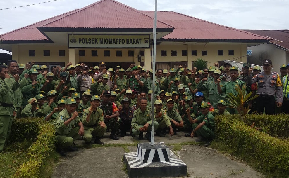 JELANG PEMILU 2019, POLSEK MIOBAR BERIKAN PEMBEKALAN DAN PELATIHAN LINMAS DESA