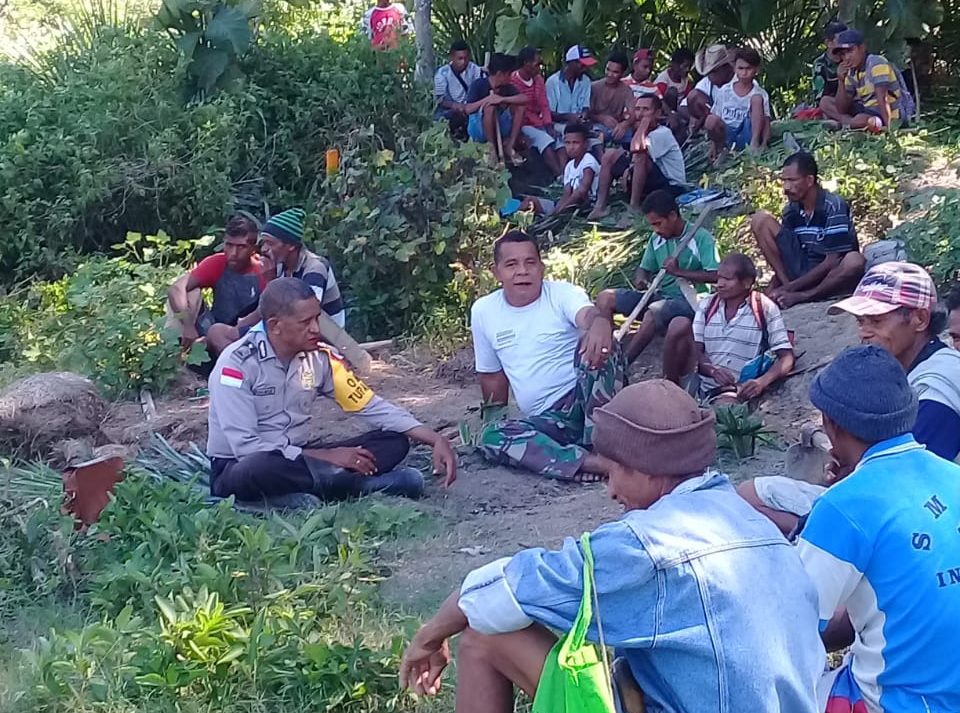 Bersama para Petani, Bripka Agus Bole bersikan saluran air