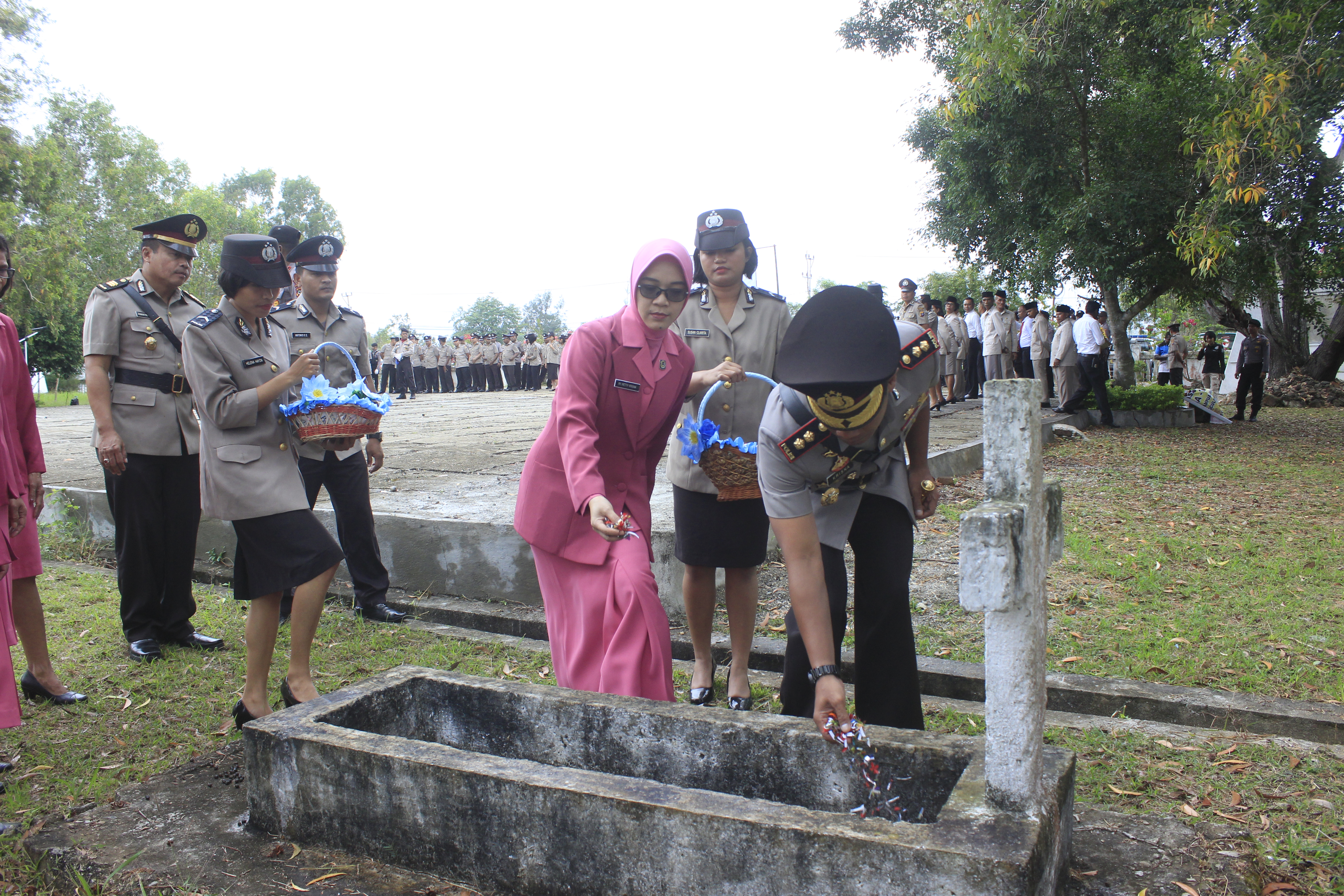 MEMPERINGATI HUT BHAYANGKARA KE-73, POLRES TTU LAKSANAKAN UPACARA ZIARAH DAN TABUR BUNGA