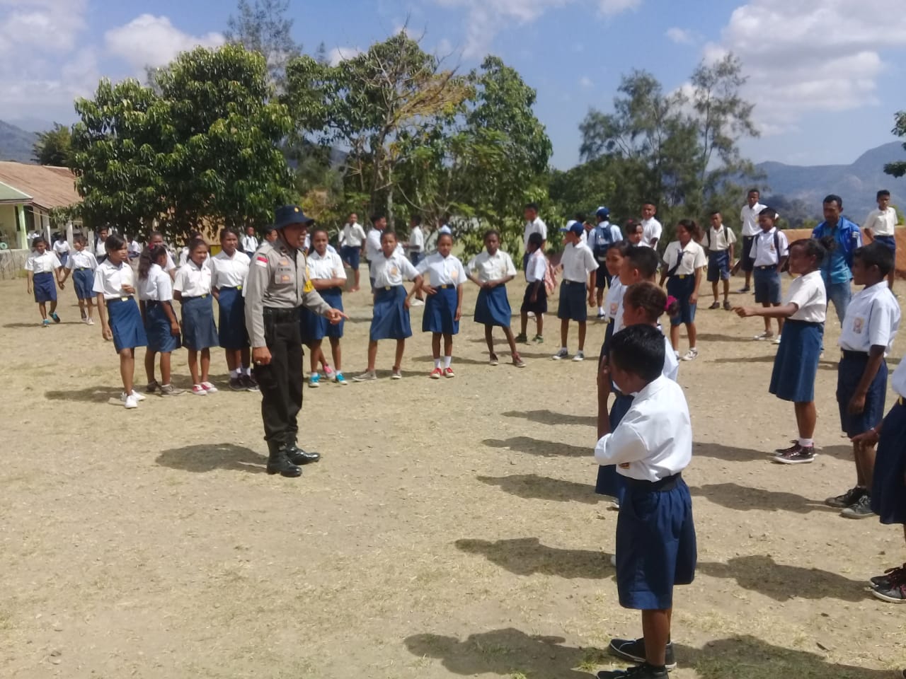 Ipda Wayan Datangi SMPN Nunmfo Serta Latih Baris Berbaris