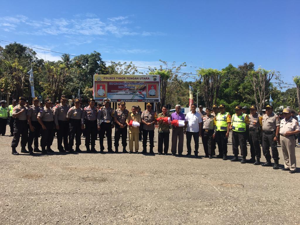 Tanamkan Jiwa Nasionalisme, Polres TTU bagi Bendera di Wilayah Perbatasan RI-RDTL