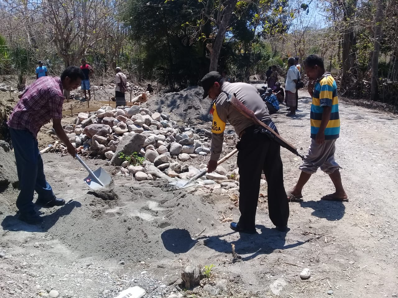 Bhabinkamtibmas Bersama Warga Gotong Royong Bangun Polindes Maurisu