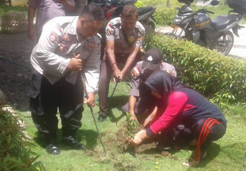 Hijaukan Lahan Kosong, Polsek Miobar Tanam 20 Pohon