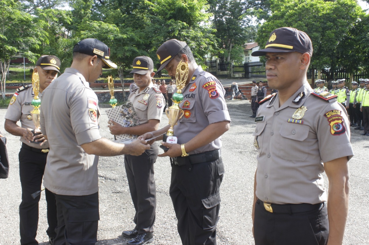 Kapolres TTU Berikan Reward Kepada 3 Kapolsek Terbaik