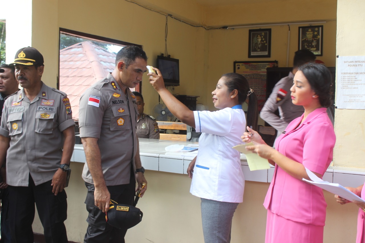 Cegah Corona, Bhayangkari Cabang TTU Cek Suhu Tubuh Personil Polres TTU