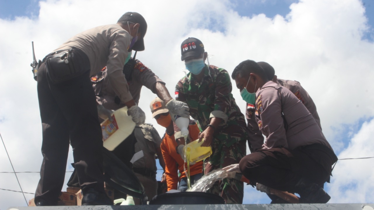 Cegah Penyebaran Corona TNI-Polri dan Dinkes Lakukan Penyemprotan Disinfektan Massal